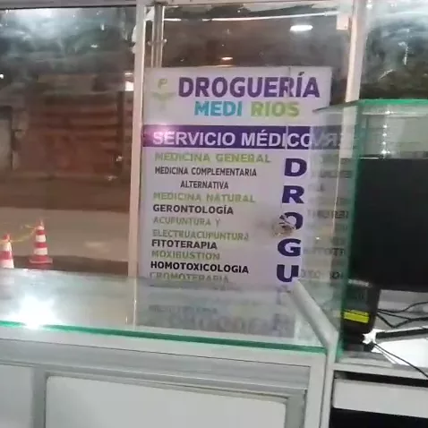 Mostrador de la Droguería MediRios en Puerto Gaitán